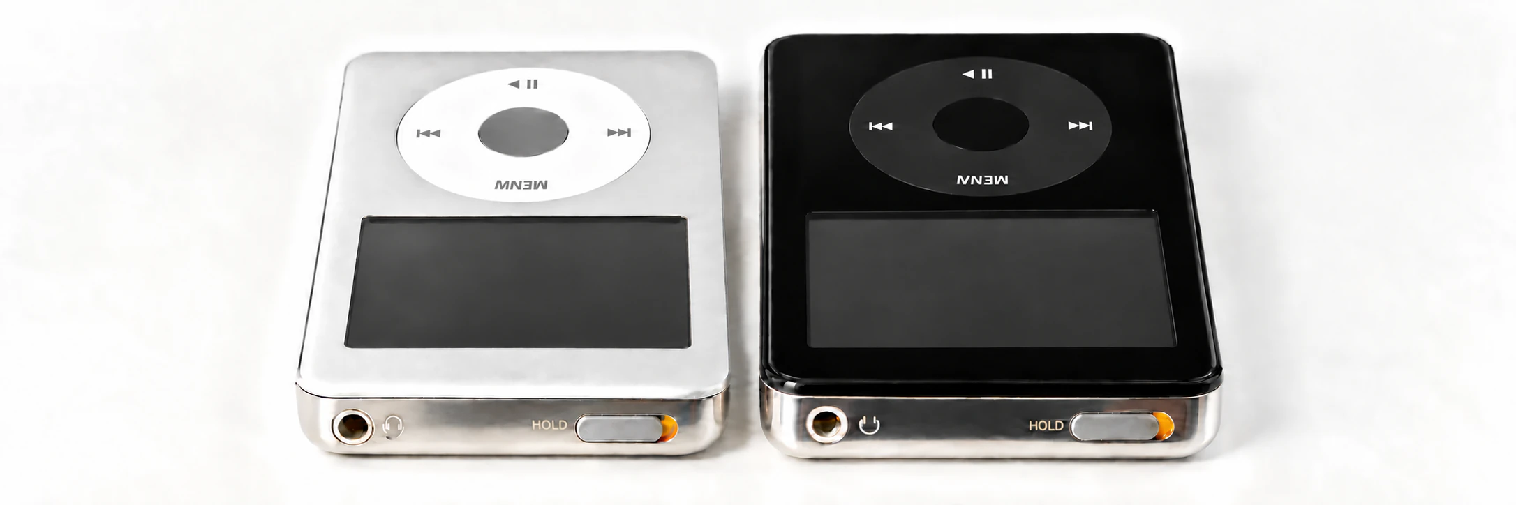 Confronto fotografico laterale tra un iPod Thin argentato e un iPod Thick nero, allineati sullo stesso piano